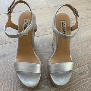 BADGLEY MISCHKA Silver Bermuda Espadrille Wedges Size 5.5
